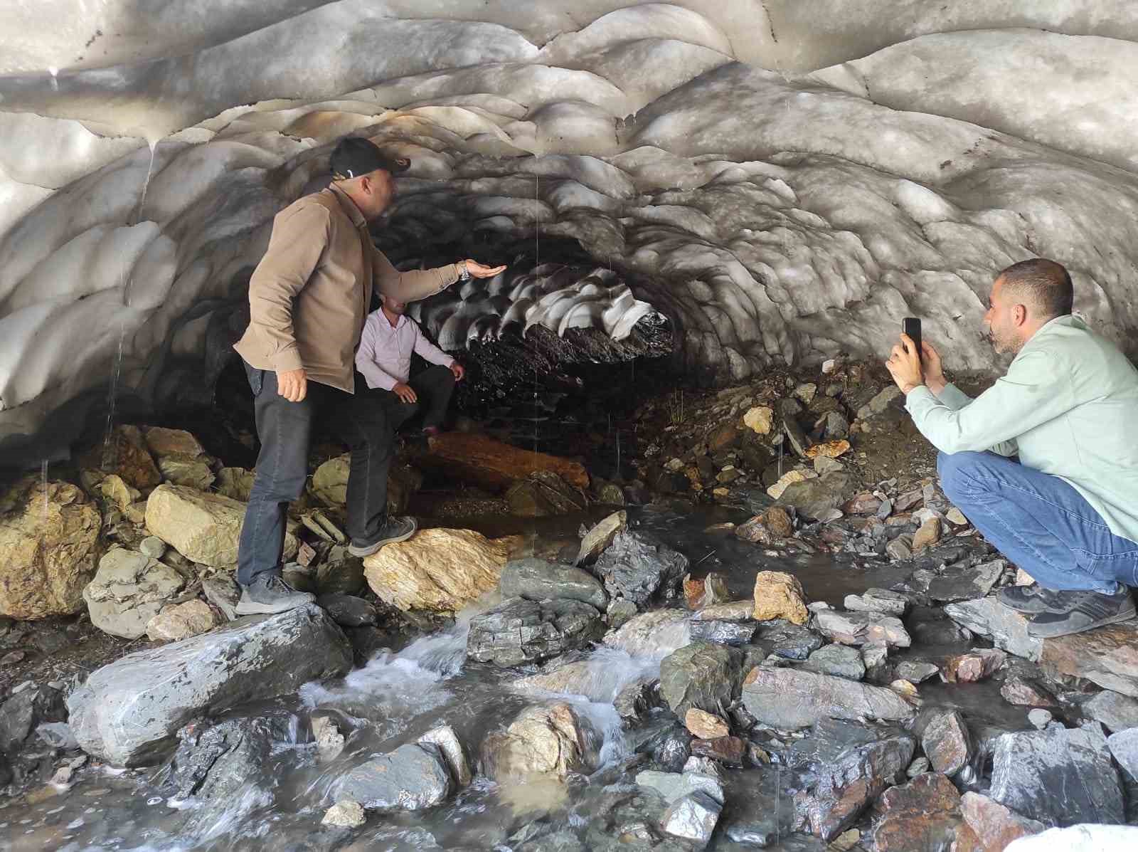 batmanda-sicaktan-bunalan-vatandaslar-solugu-kar-tunellerinde-aliyor