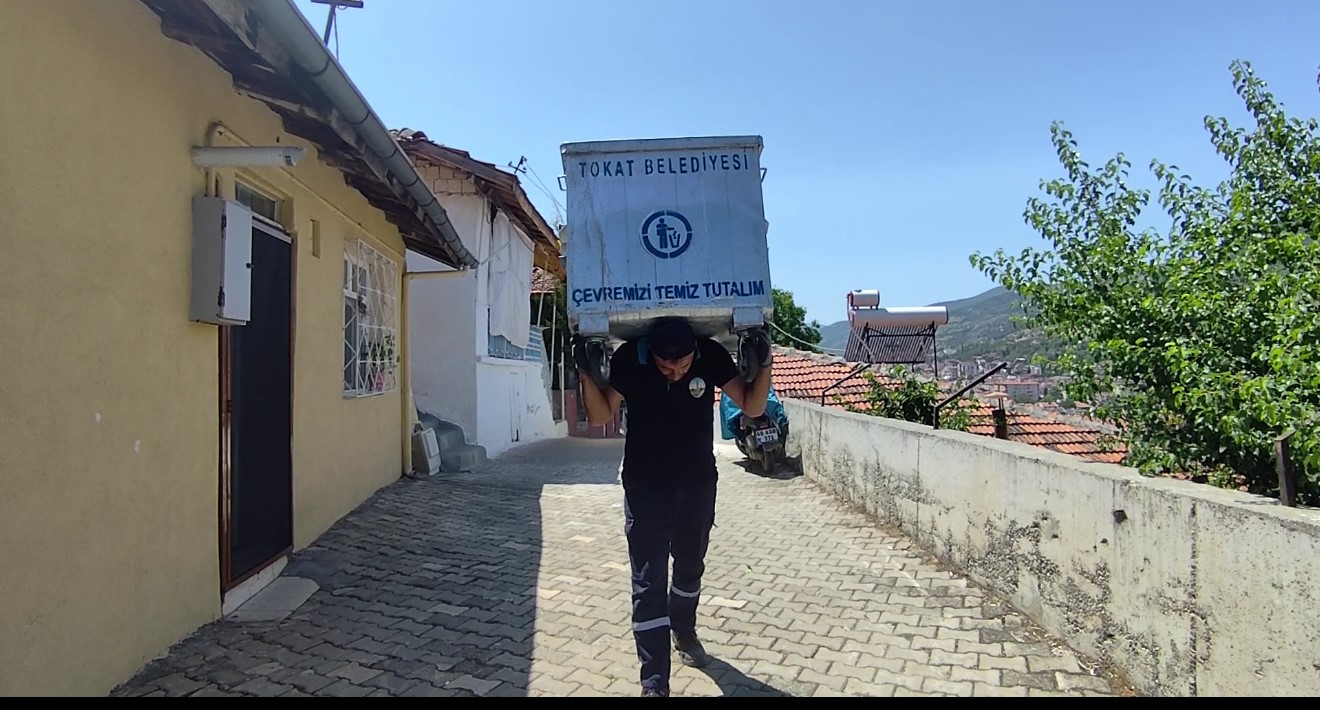 cop-tenekesini-sirtlayan-personel-temizlikte-sinir-tanimadi