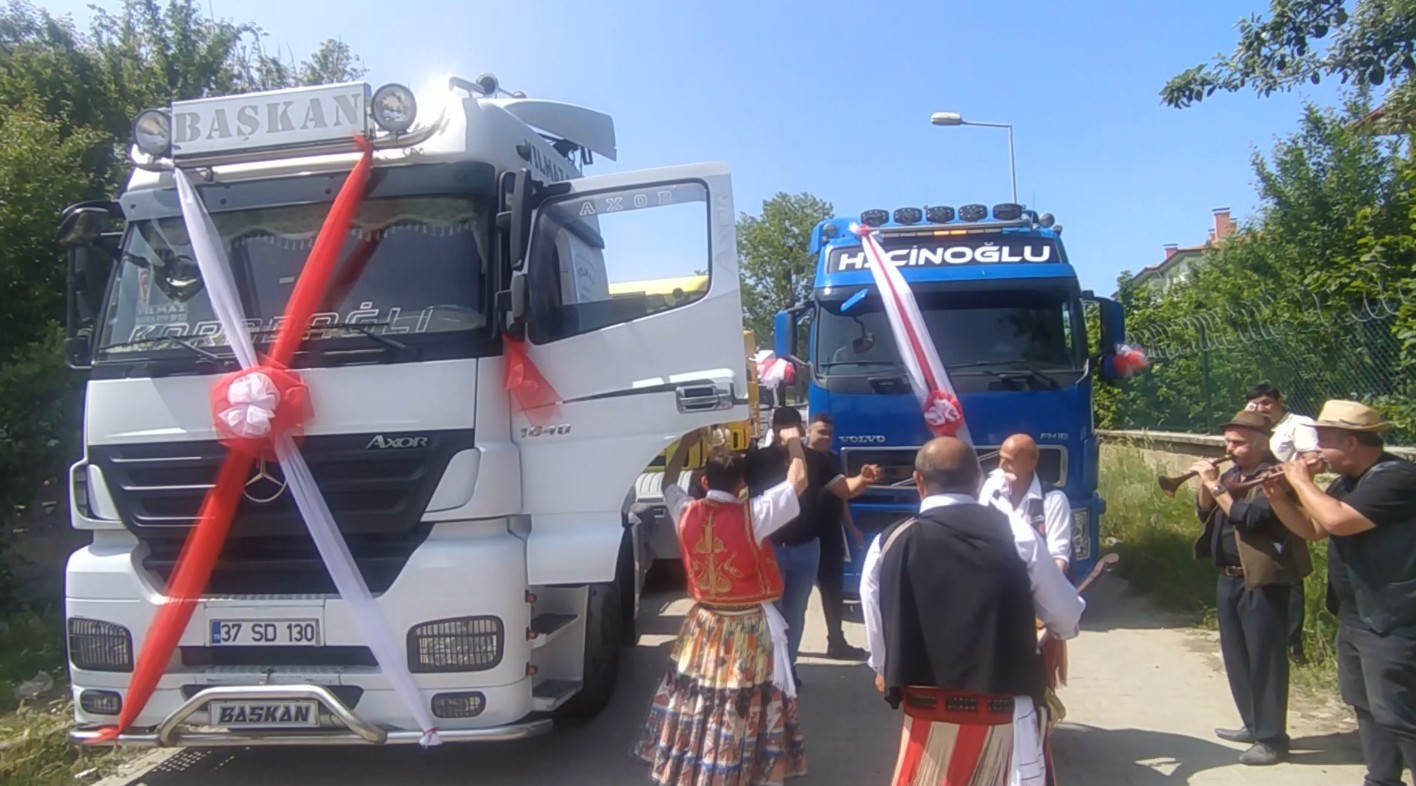 dunyaevine-giren-tir-soforune-arkadaslarindan-tirli-konvoy