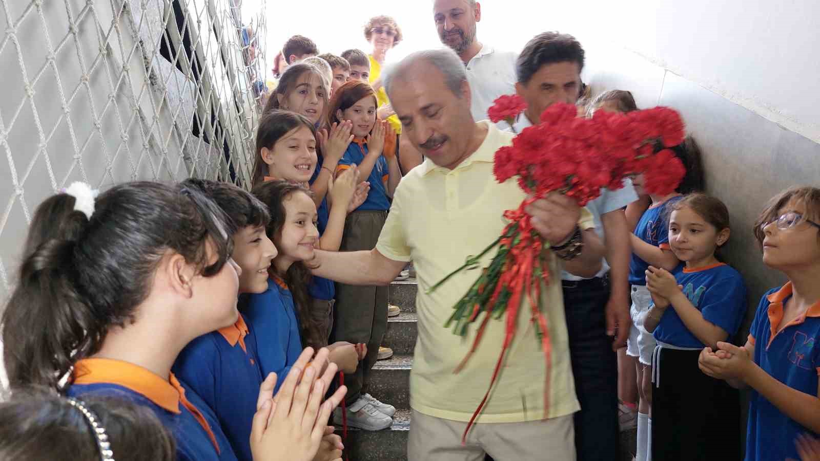 emekli-olan-45-yillik-ogretmene-okulda-ugurlama-toreni