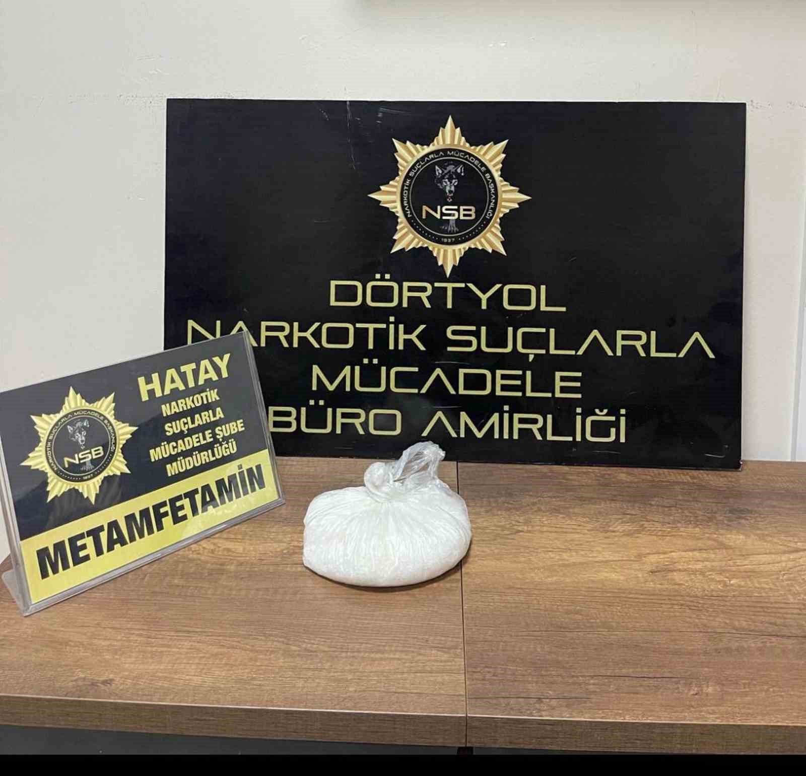 erzinde-durdurulan-aracta-650-gram-metamfetamin-ele-gecirildi