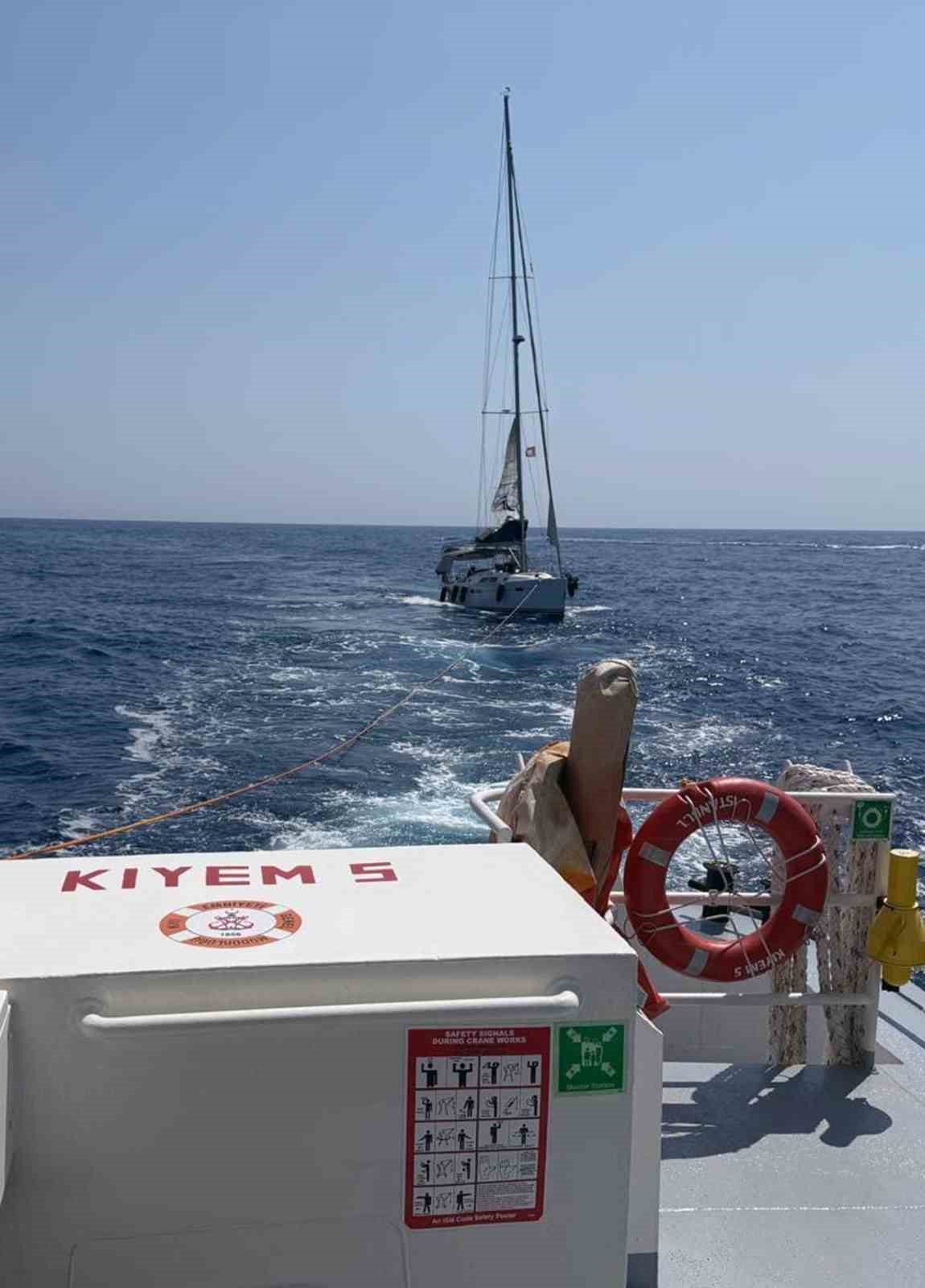 fethiyede-makine-arizasi-nedeniyle-suruklenen-tekne-kurtarildi