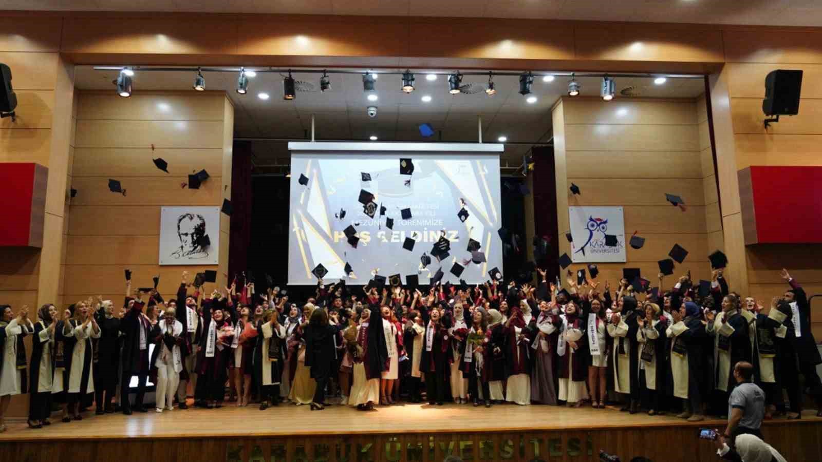 gelecegin-saglikcilari-diplomalarini-aldi