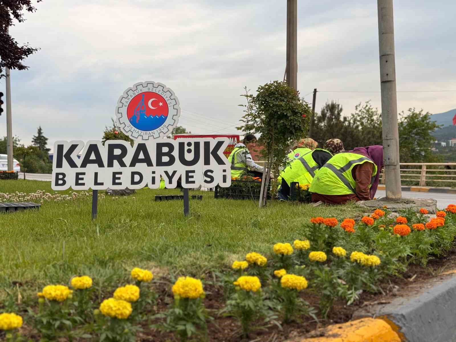karabuk-belediyesi-kenti-ciceklerle-renklendiriyor
