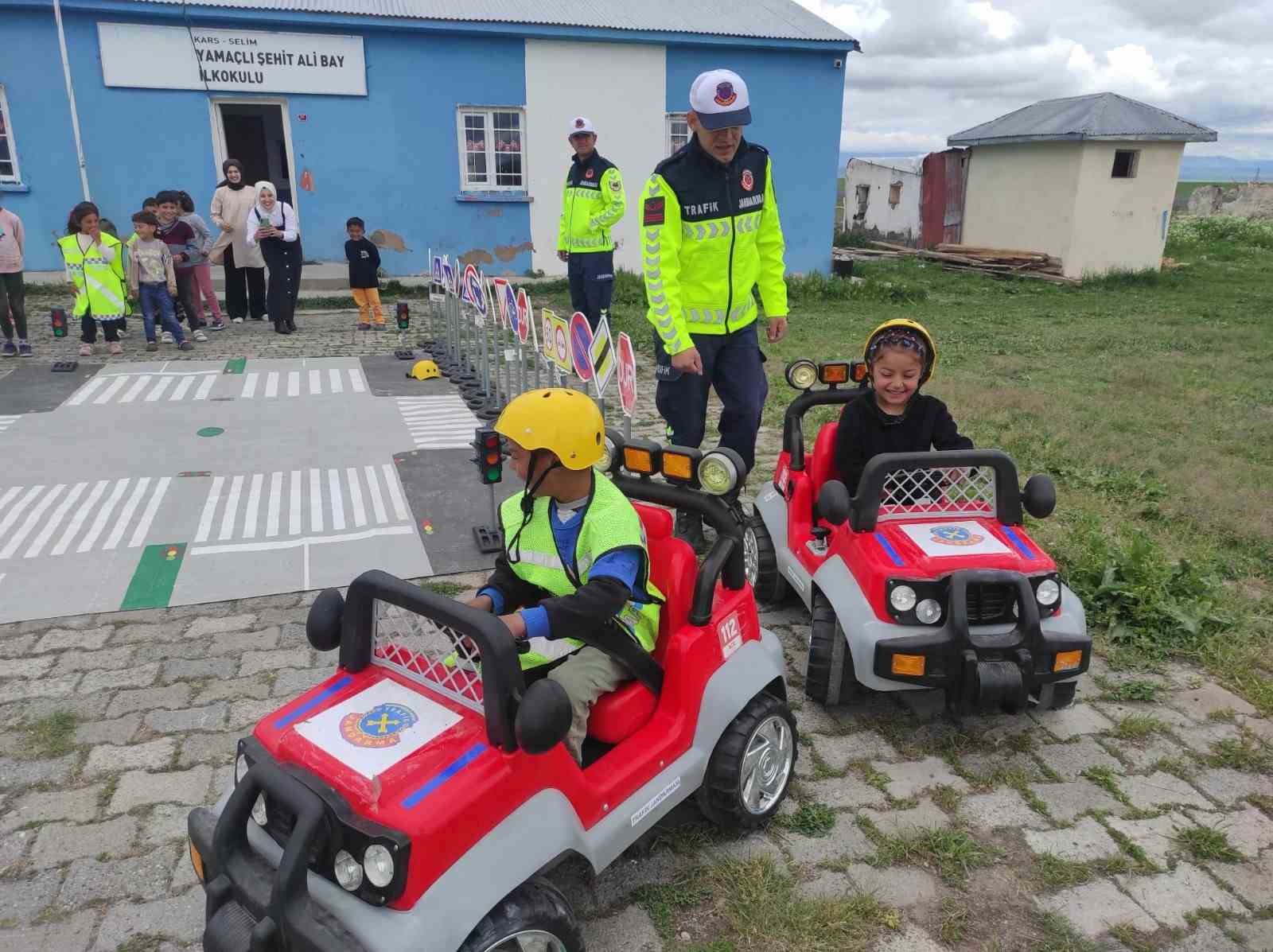 karsta-ogrencilere-yonelik-trafik-egitimi-verildi