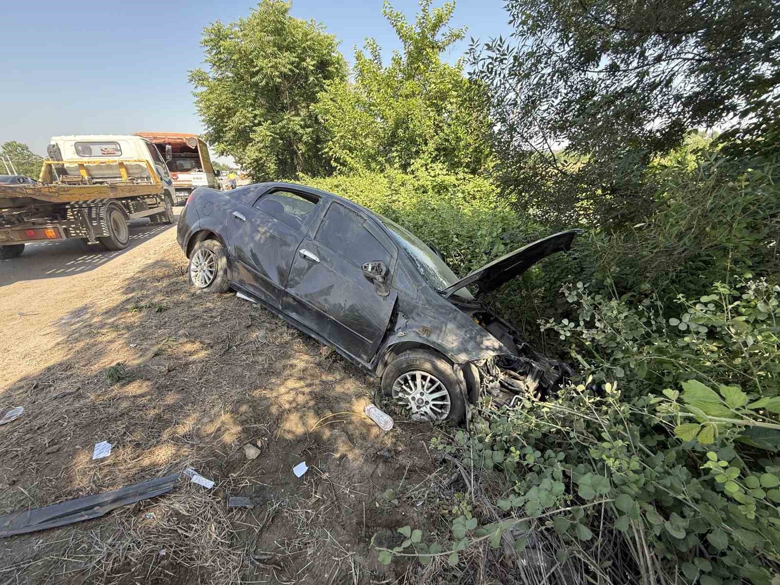 kontrolden-cikarak-bariyerlere-carpan-otomobile-tanker-carpti-7-yarali