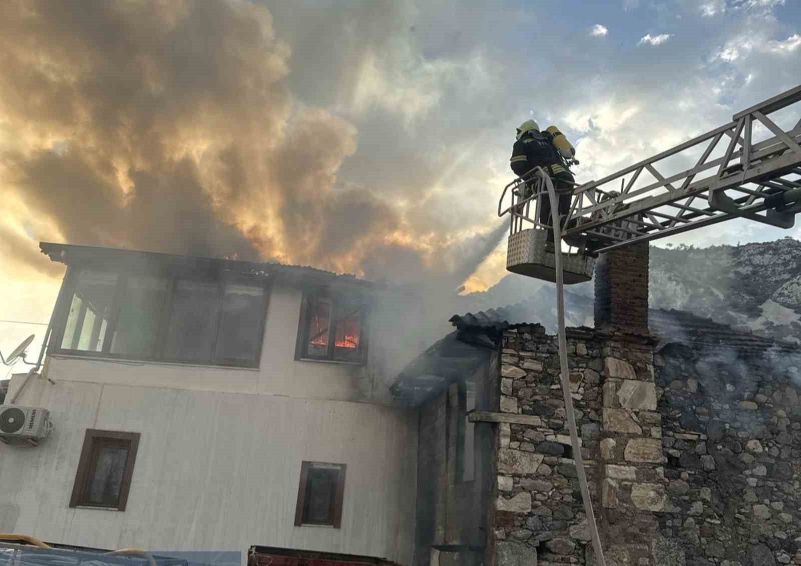 mugla-buyuksehir-itfaiyesi-bayram-tatilinde-121-olaya-mudahale-etti