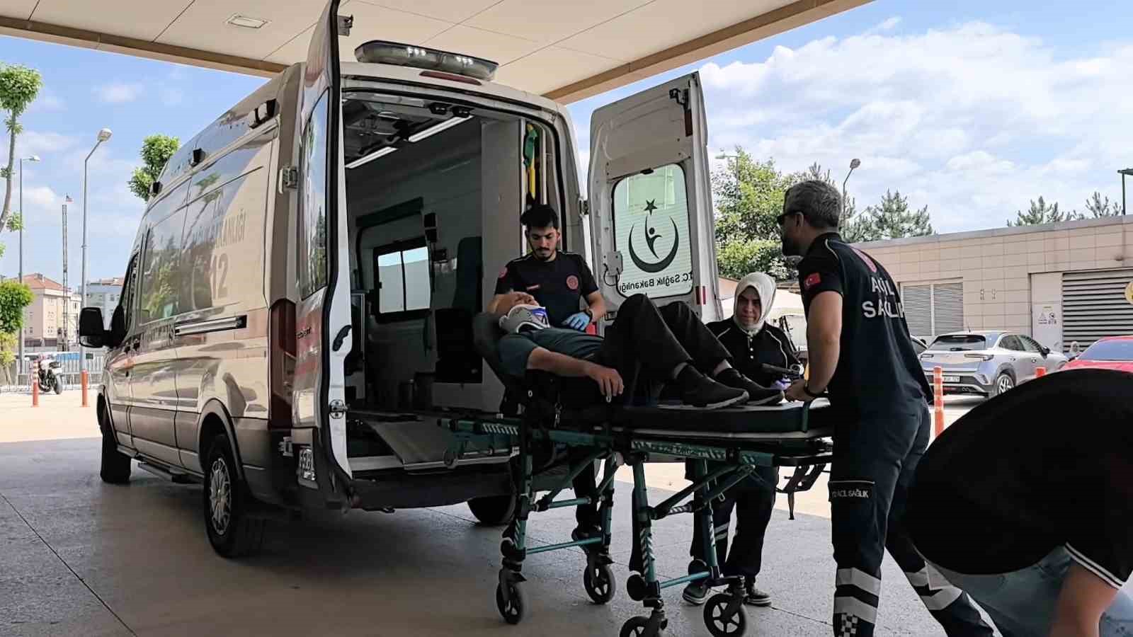 otomobil-ile-traktor-carpisti-1-yarali