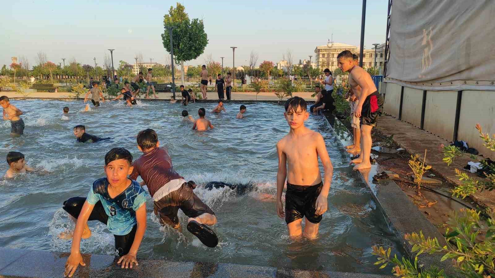 sanliurfada-sicaktan-bunalan-cocuklar-sus-havuzunda-serinledi