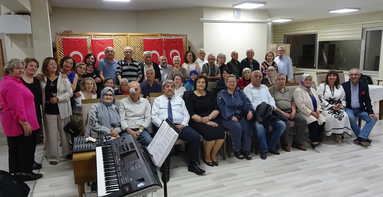 tuncbilek-lisesi-ilk-mezunlari-50-yil-bulusmasinda-duygusal-anlar-yasadi
