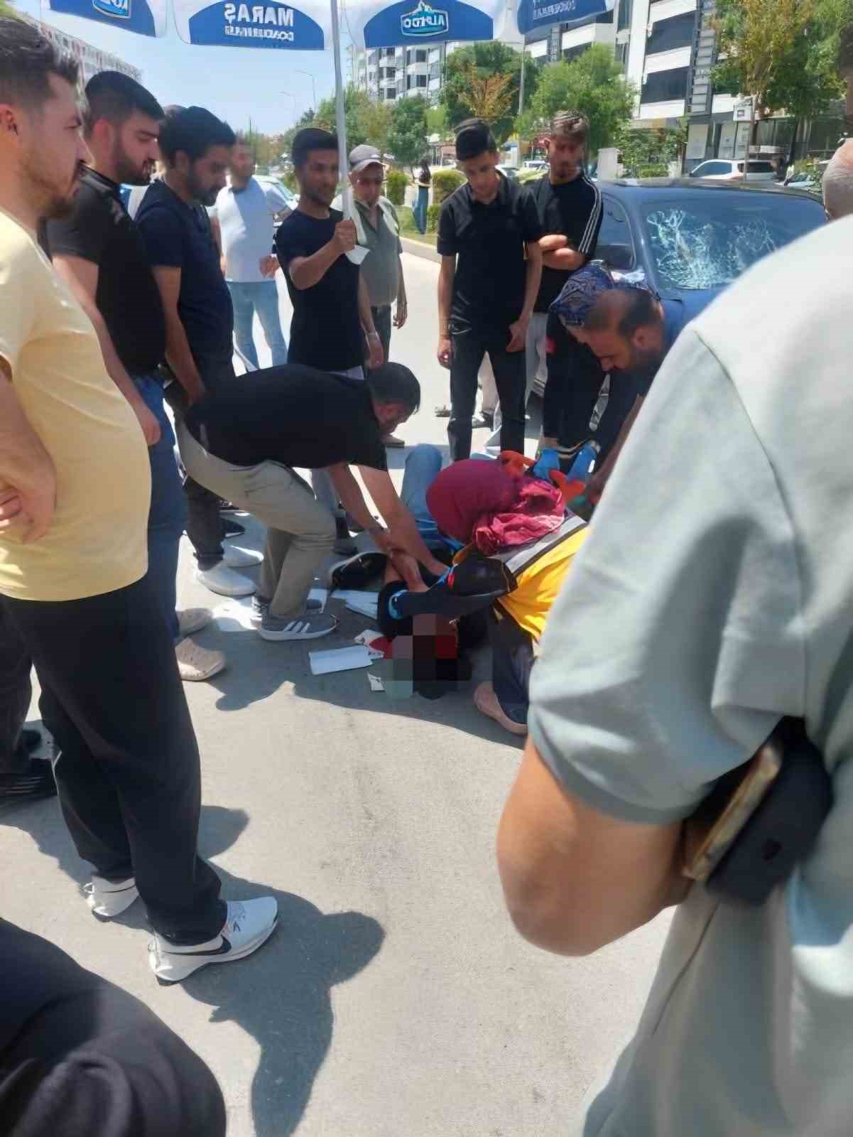 vatandaslar-yerdeki-yaraliyi-gunesten-korumak-icin-dondurma-semsiyesi-kullandi