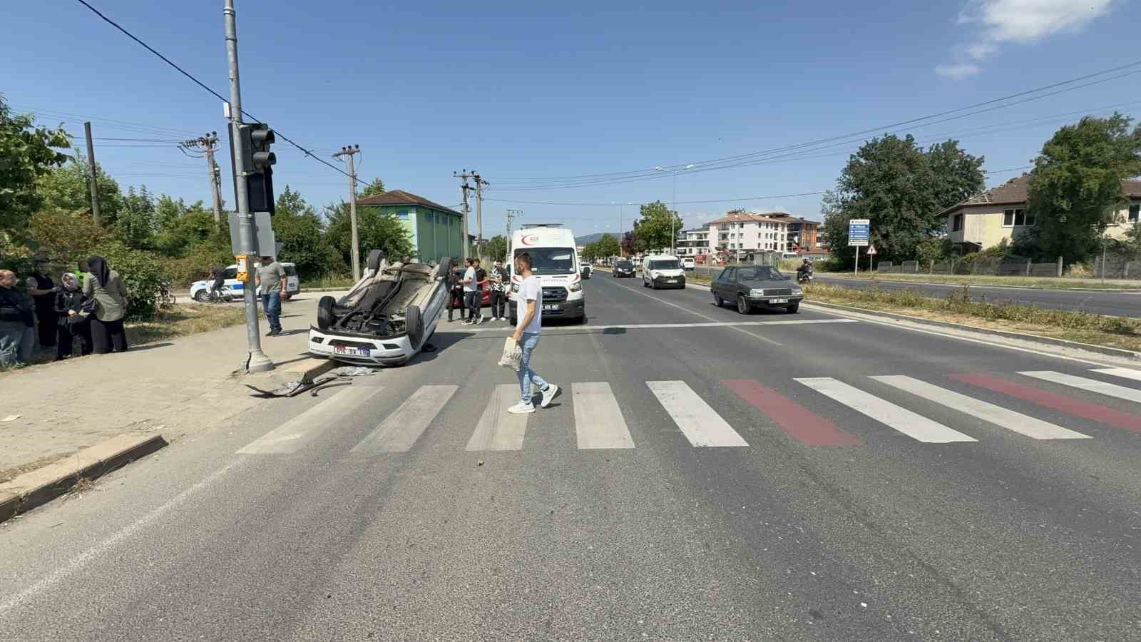yayaya-yol-veren-otomobile-carpip-takla-atti-3-yarali