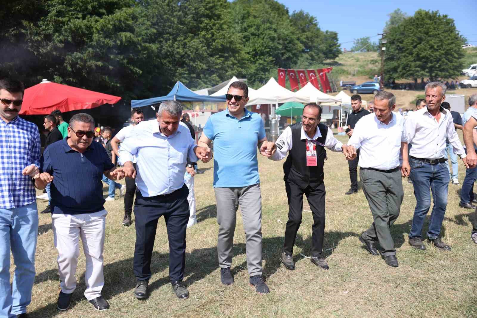 yayla-senliklerinde-vali-aslan-horon-oynadi