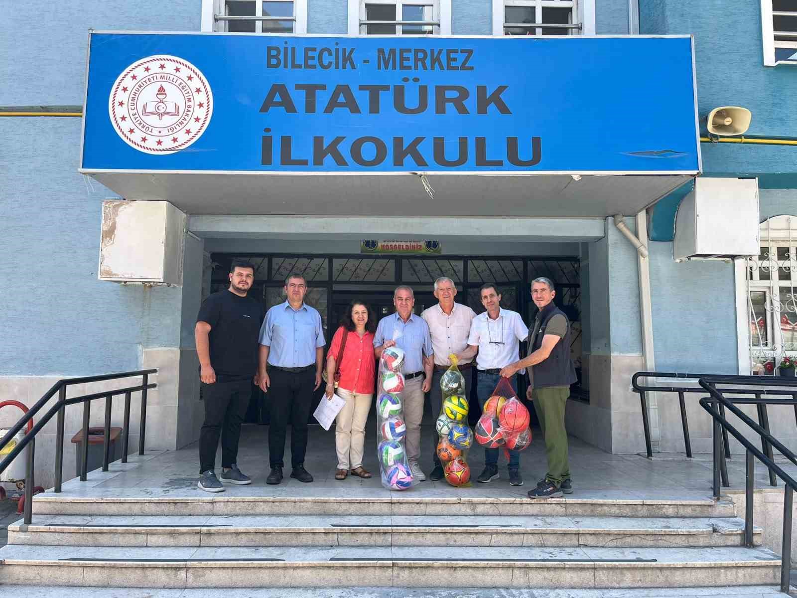 20-kilogram-atik-pil-toplayan-cocuklara-16-adet-futbol-basketbol-ve-voleybol-topu-hediye-edildi