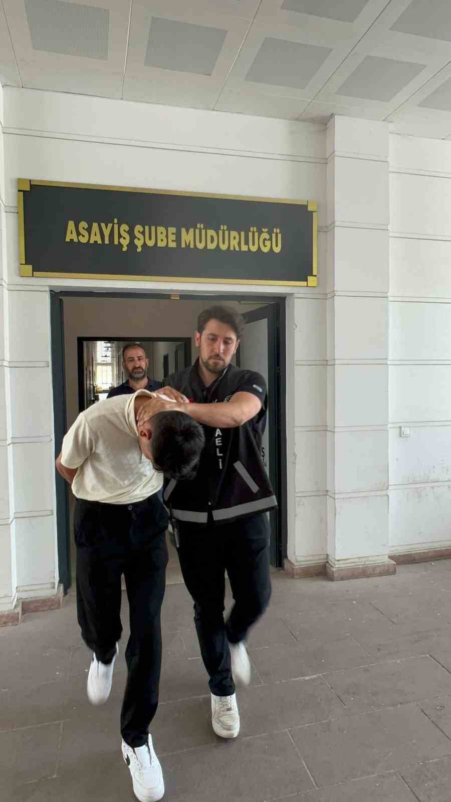 950-bin-tllik-vurgun-yapan-sahte-polis-yakalandi
