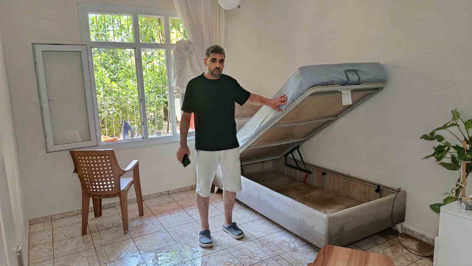 adana-askinin-icme-suyu-hatti-patladi-mahalle-gole-dondu-bircok-ev-zarar-gordu