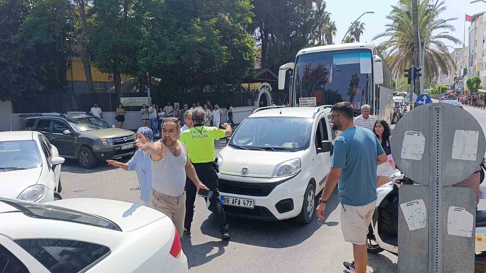 antalyada-zincirleme-kaza-2-4-promil-alkollu-surucunun-ehliyetine-el-konuldu