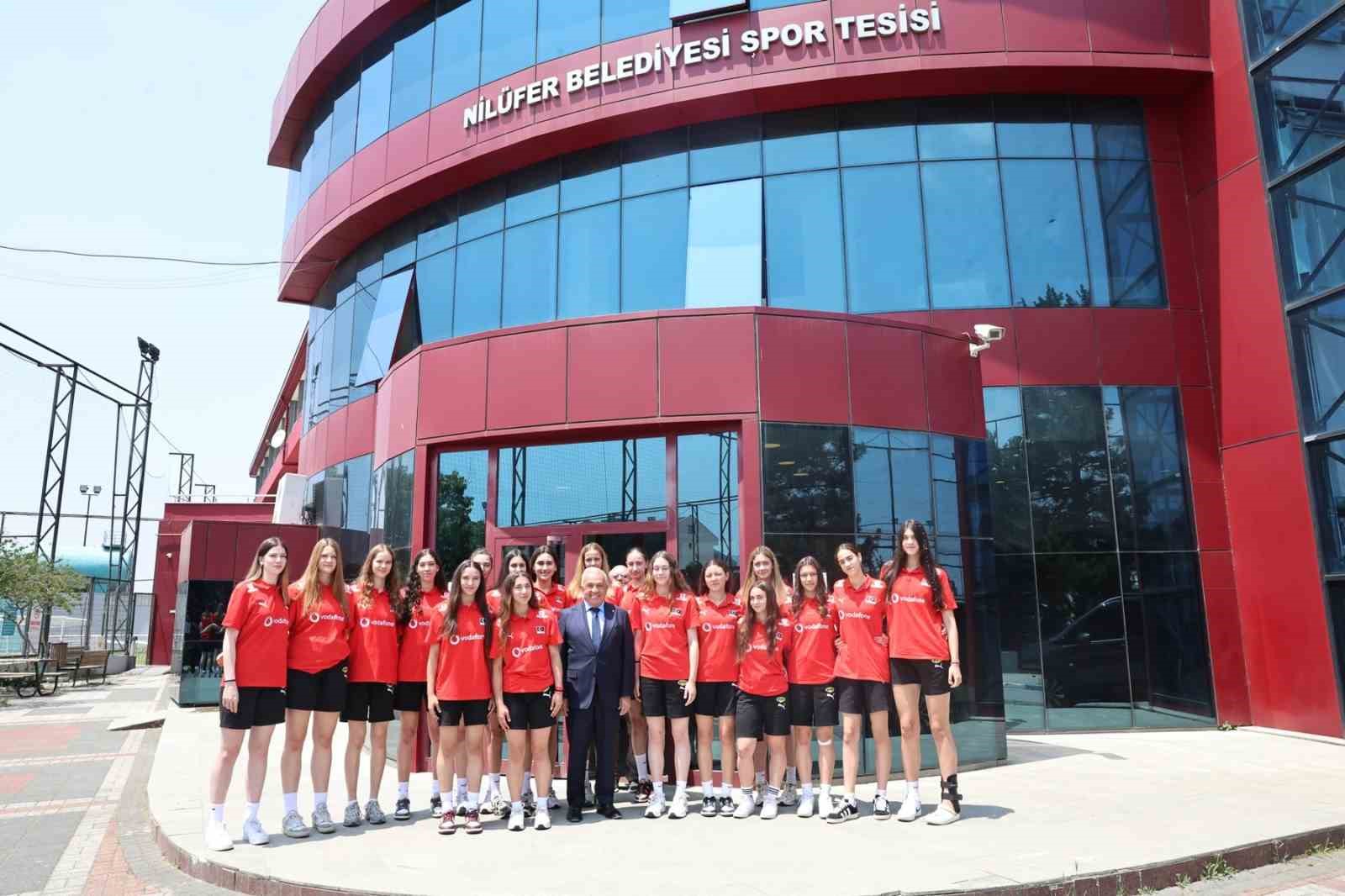 baskan-sadi-ozdemirden-genc-voleybolculara-motivasyon-ziyareti