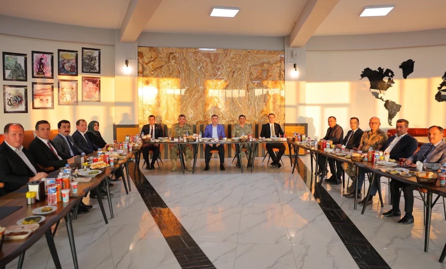 bayburtta-garnizon-komutani-ve-2-ilcenin-kaymakamlari-icin-veda-yemegi-duzenlendi