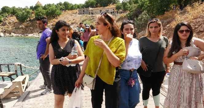 bayramda-akdamar-adasi-ve-oren-yerlerine-ziyaretci-akini