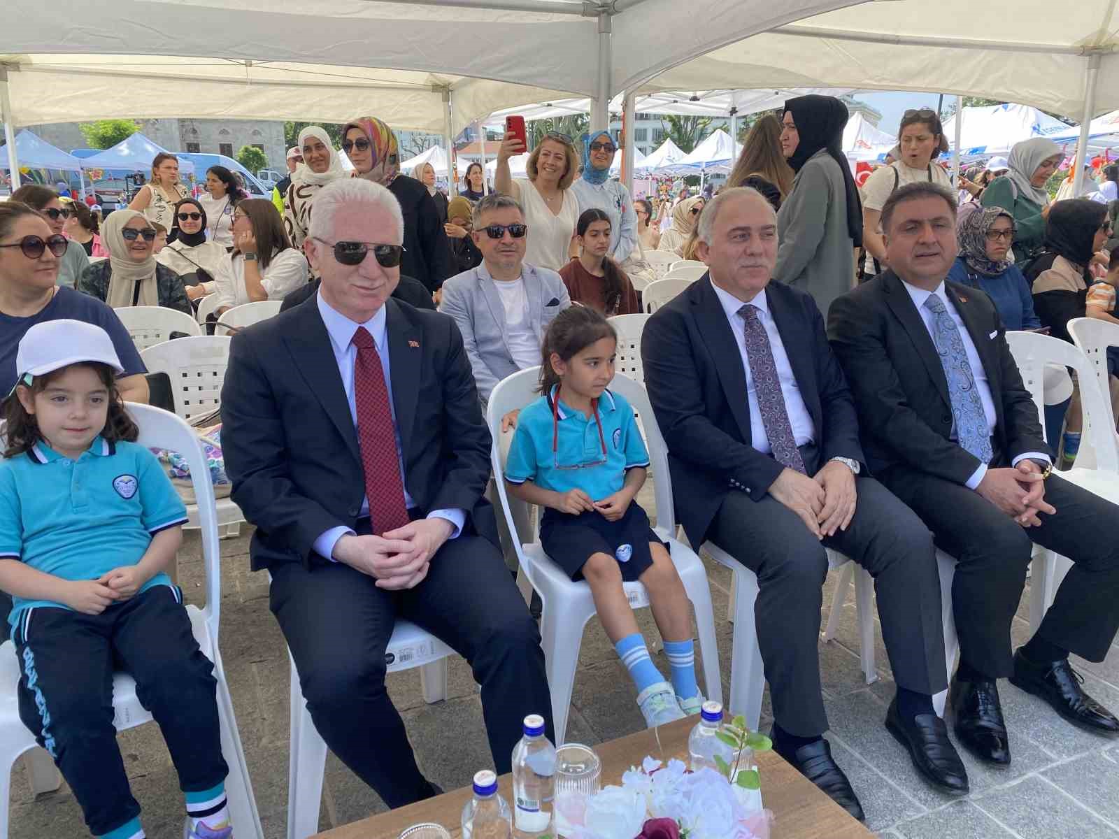 beyazit-meydaninda-okul-oncesi-egitim-senligi-duzenlendi-cocuklar-doyasiya-eglendi