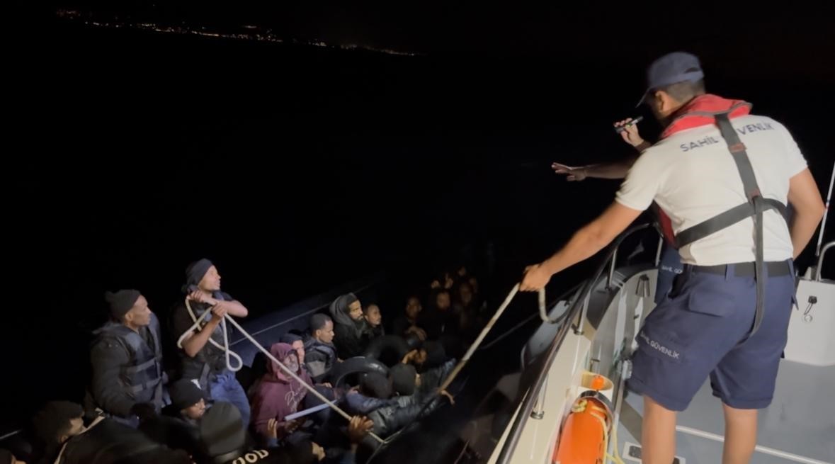 cesme-aciklarinda-korku-dolu-anlar-42-kacak-gocmen-kurtarildi