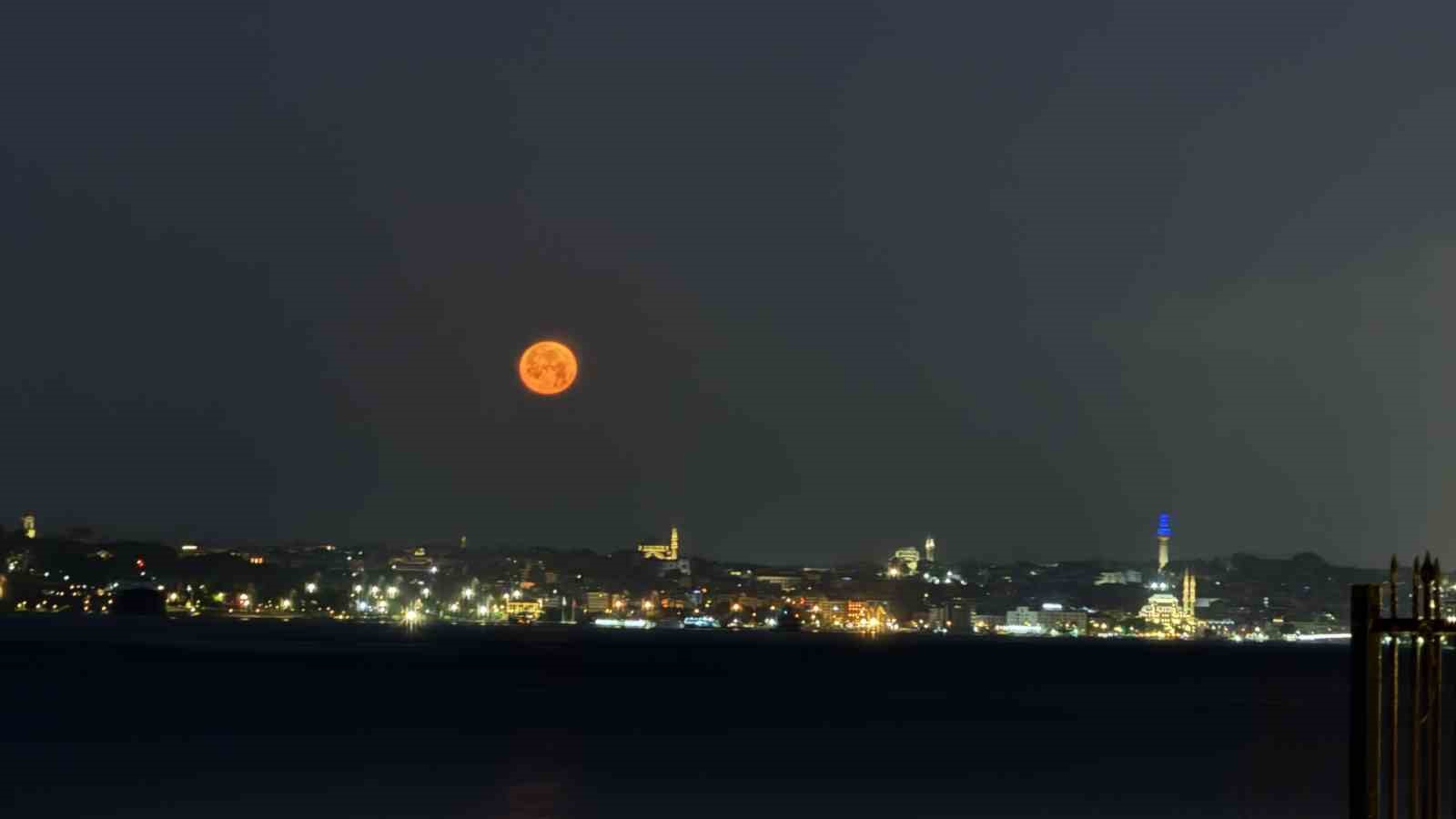 cilek-dolunayi-istanbul-avrupa-yakasindan-boyle-goruntulendi