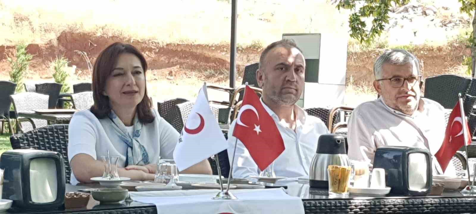denizlide-kizilay-uyeleri-157-yas-etkinliginde-bulustu