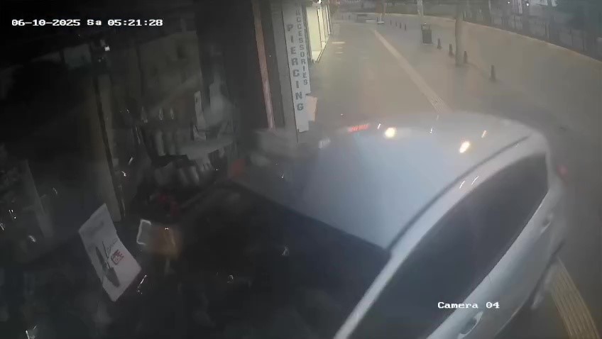 direksiyon-hakimiyetini-kaybeden-surucu-kozmetik-magazasina-girdi