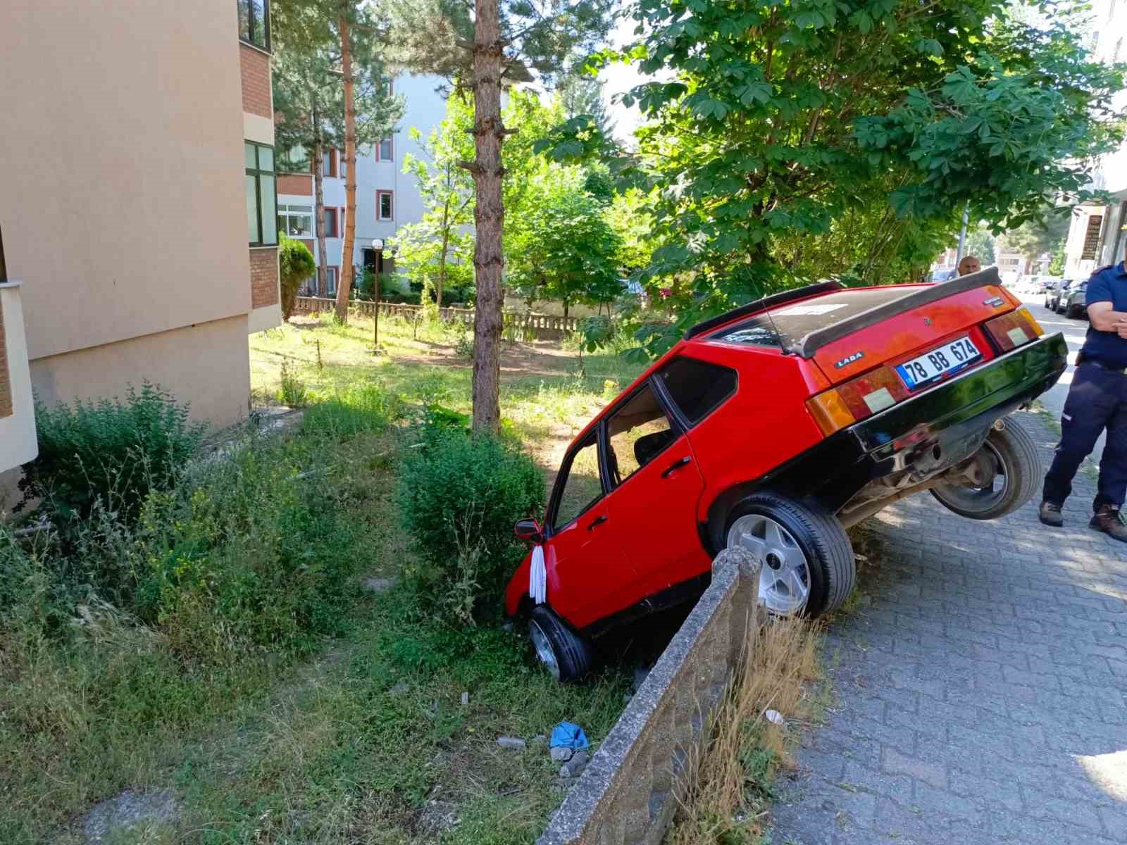 direksiyonu-kilitlenen-otomobil-apartman-bahcesine-dustu