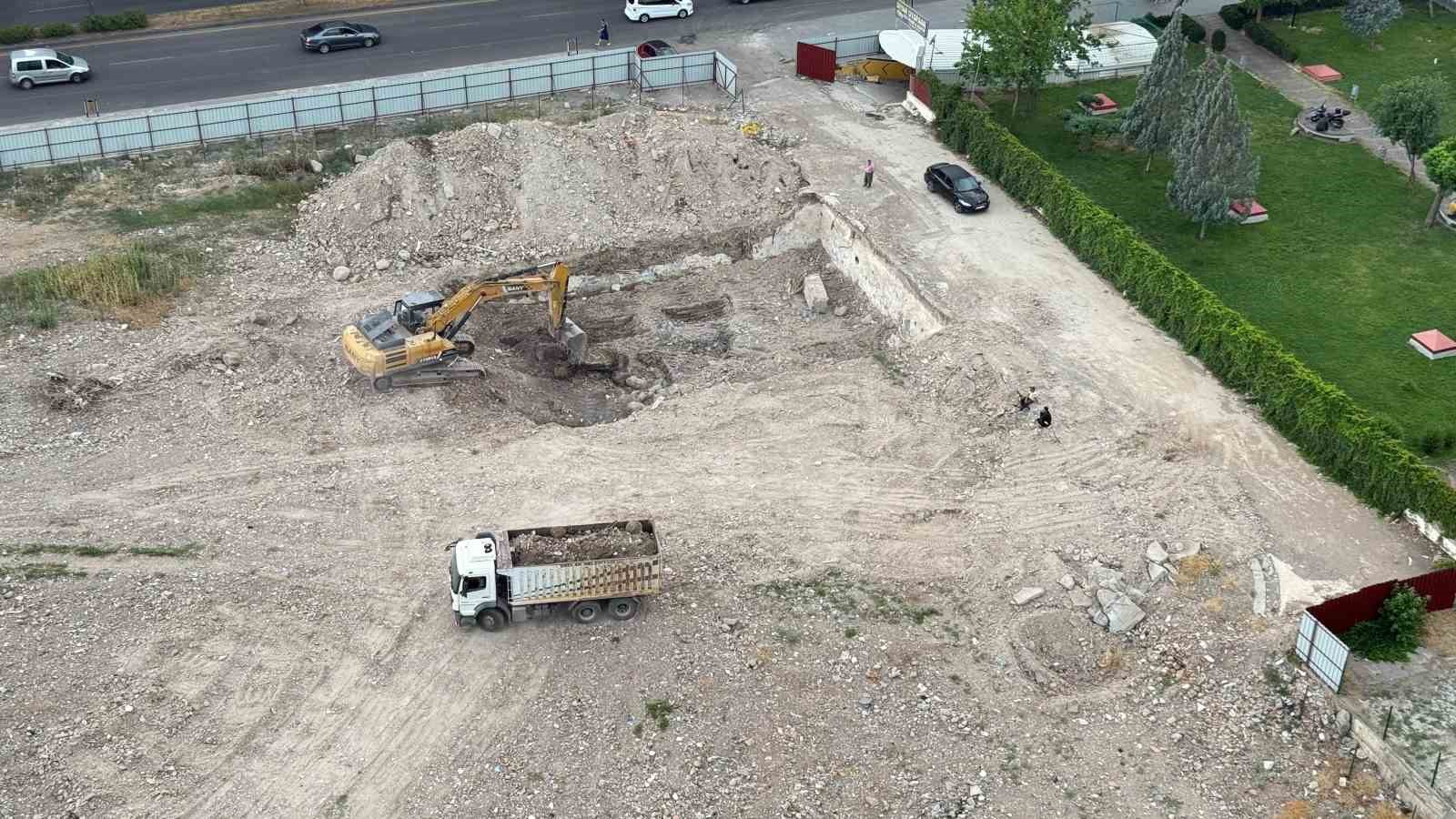 diyarbakirda-89-kisinin-hayatini-kaybettigi-galeria-is-merkezinin-yerinde-donusumunde-ilk-kepce-vuruldu