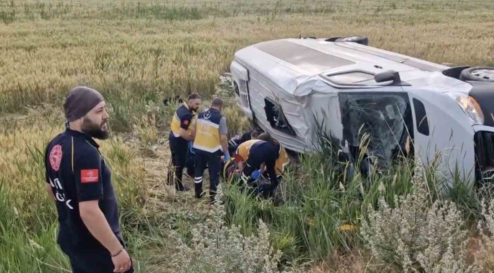 dugun-donusu-minibus-sarampole-devrildi-17-yarali