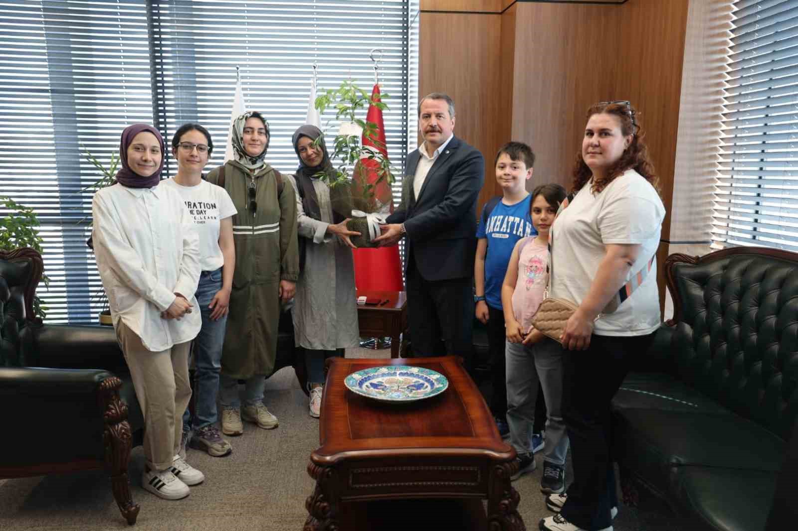 ek-atama-bekleyen-ogretmen-adaylari-egitim-bir-sen-genel-baskani-yalcini-ziyaret-etti