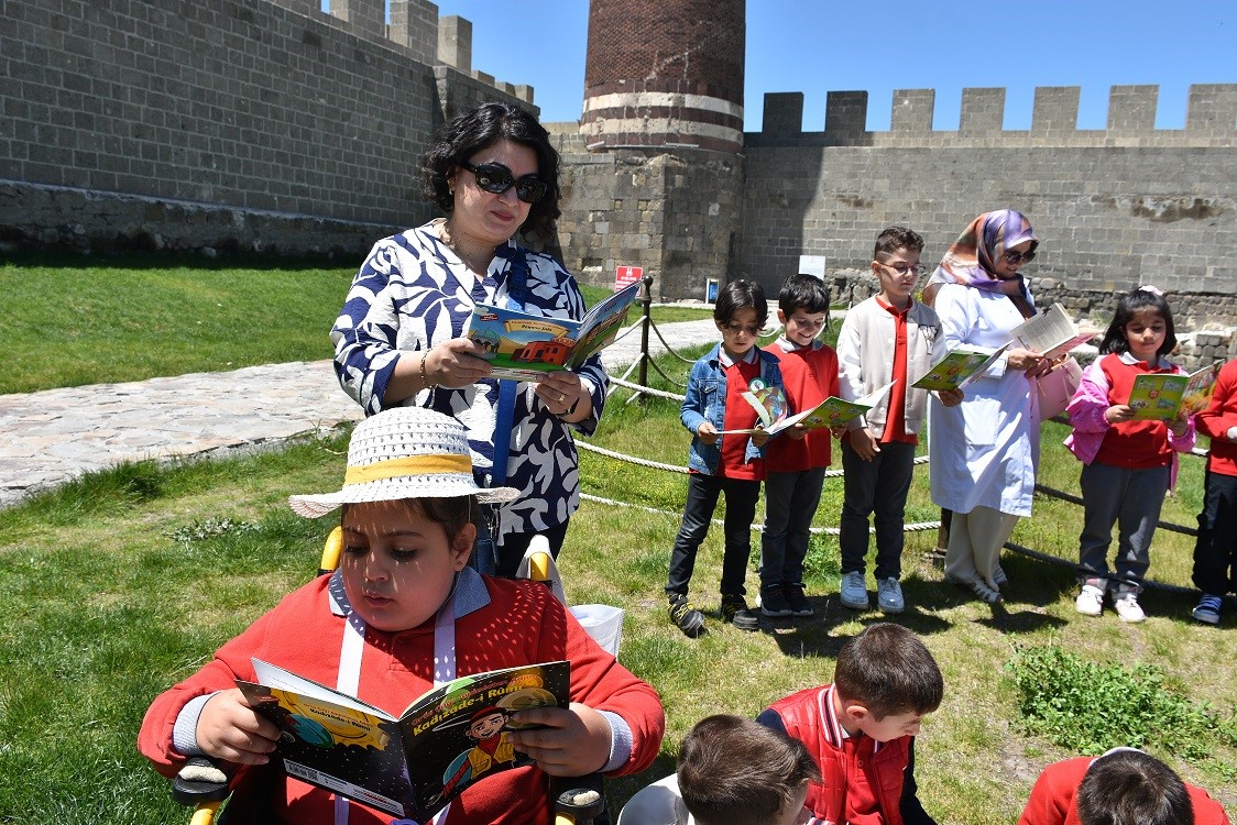 erzurum-kalesinde-okuma-senligi