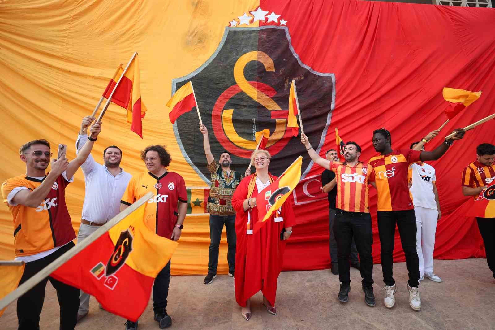galatasarayin-25-sampiyonlugu-senegalde-coskuyla-kutlandi