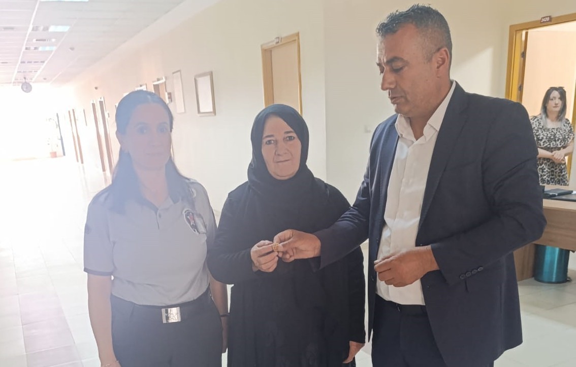 hakkaride-bulunan-35-bin-tl-degerindeki-yuzuk-sahibine-teslim-edildi