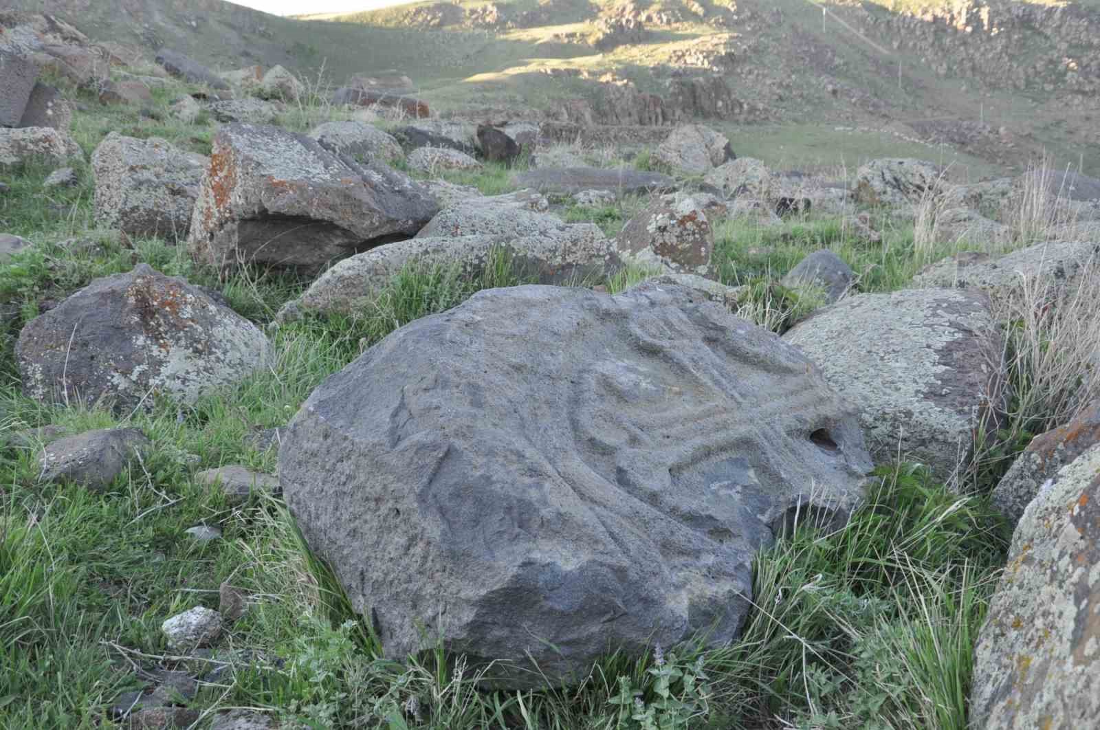 karsta-hacli-mezar-taslari-dikkat-cekiyor