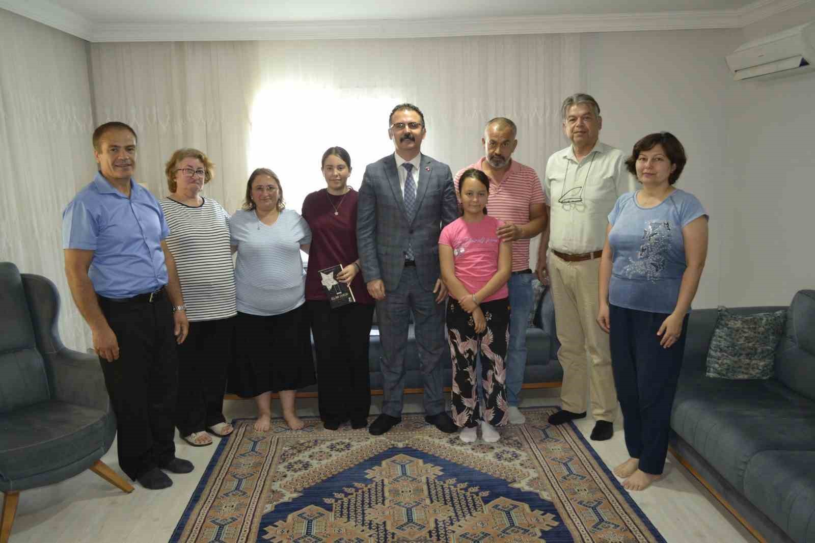kaymakam-ates-ogrencilerin-evlerine-misafir-oldu