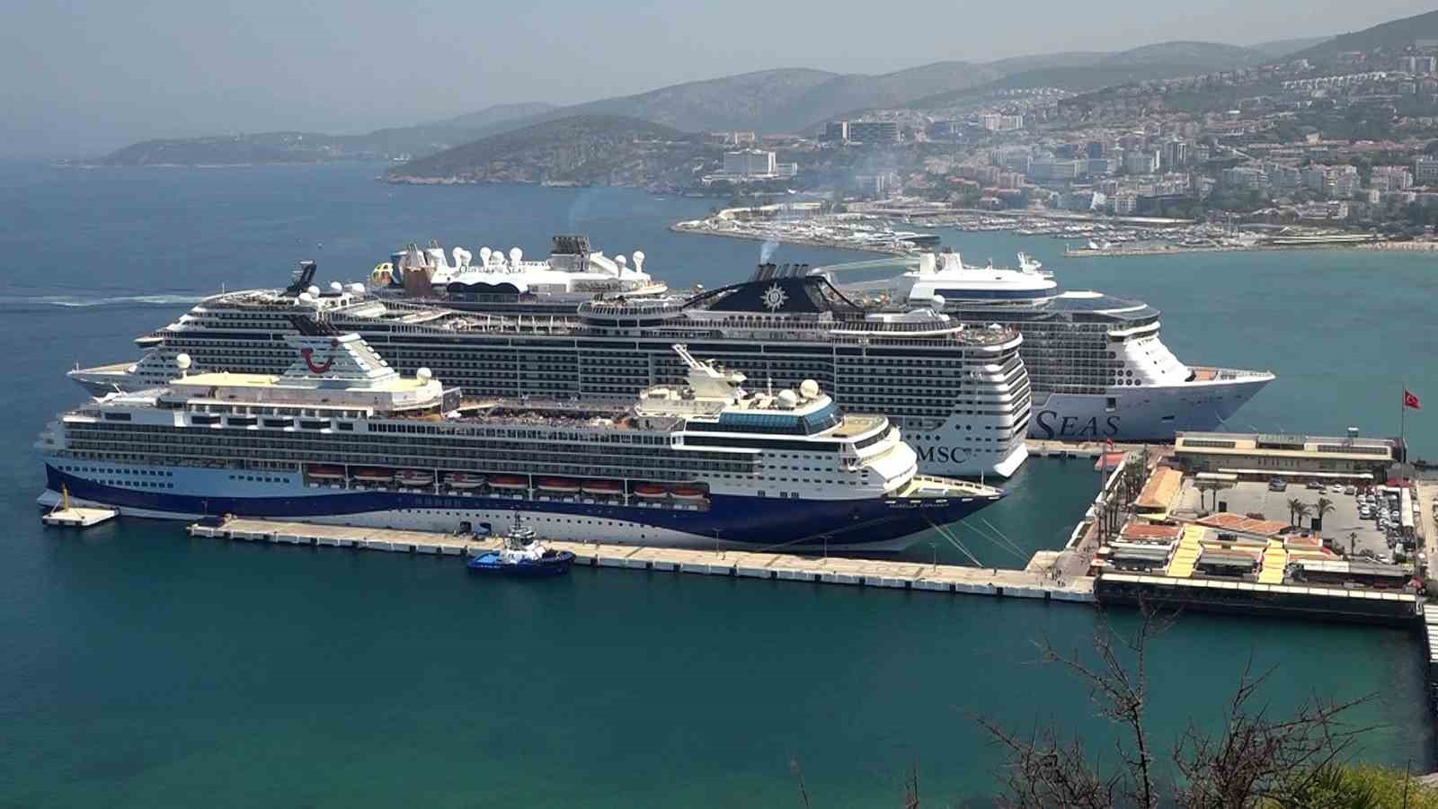 kusadasina-uc-gemiyle-toplam-9-bin-600-turist-geldi