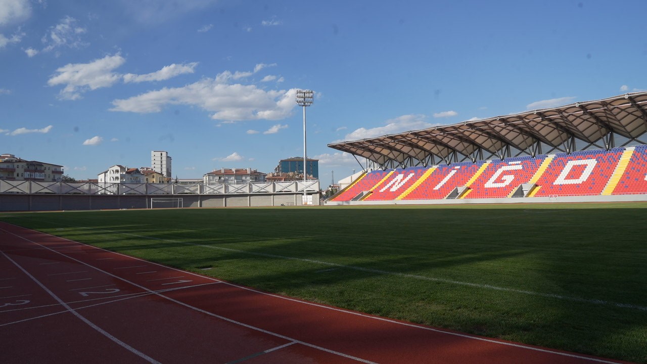 nigde-yenilenen-stadyumuna-kavusuyor
