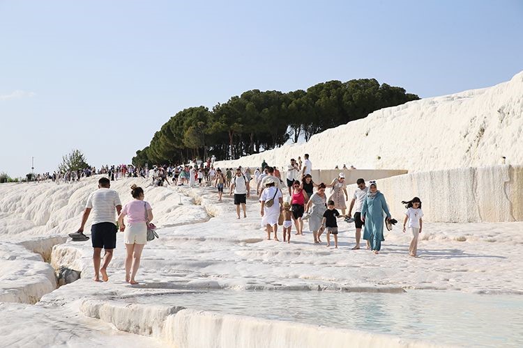 pamukkale-53-bini-asan-ziyaretci-sayisiyla-bayramin-en-cok-ziyaret-edilen-2-merkezi-oldu