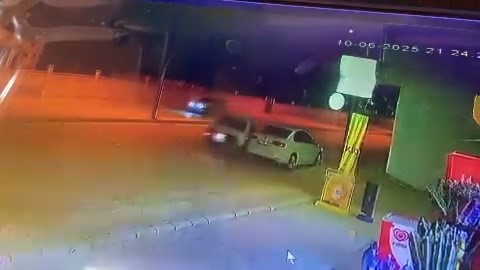 park-halindeki-otomobile-carpip-kacti-o-anlar-kamerada
