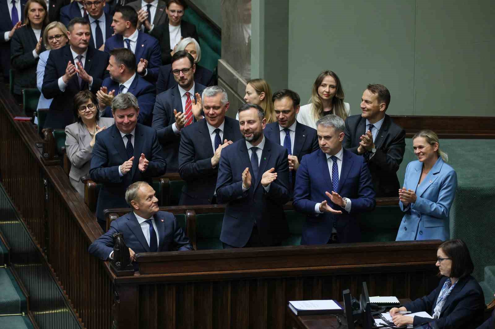 polonyada-tusk-hukumeti-guvenoyu-aldi