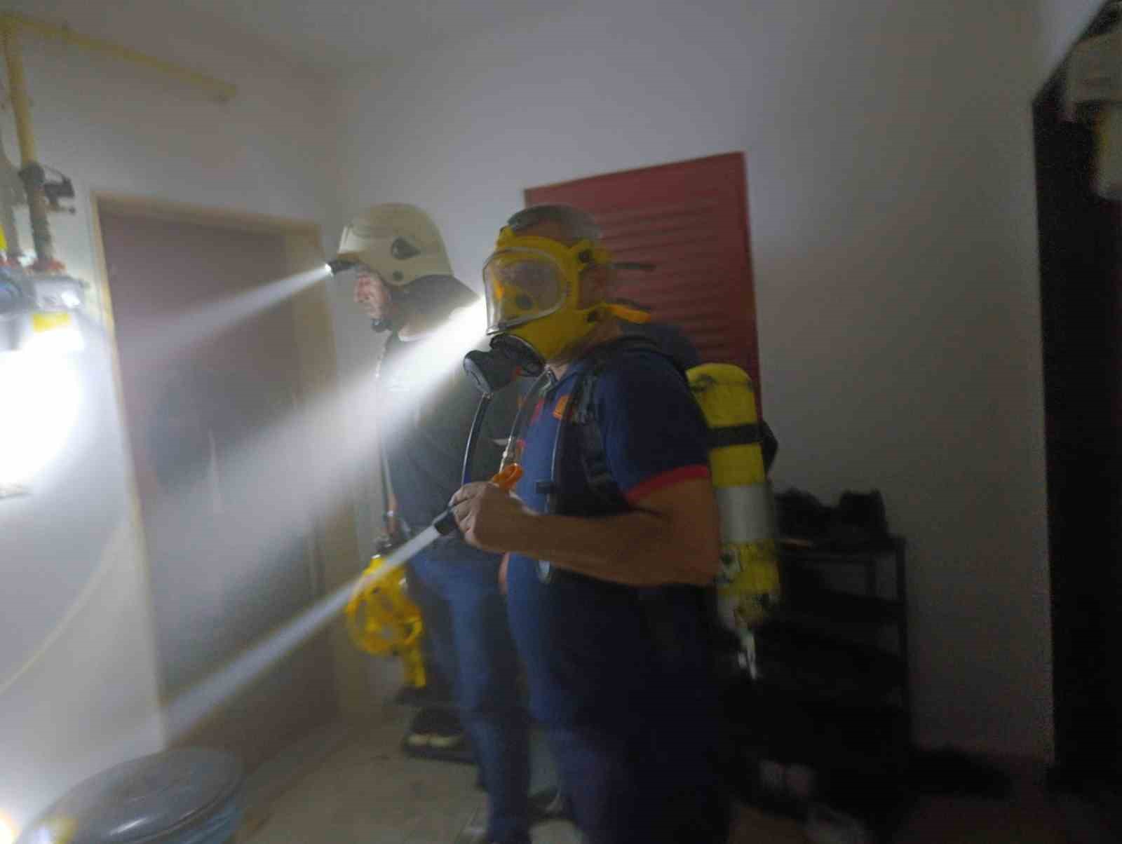 siirtte-polis-lojmaninda-korkutan-yangin-13-kisi-dumandan-etkilendi