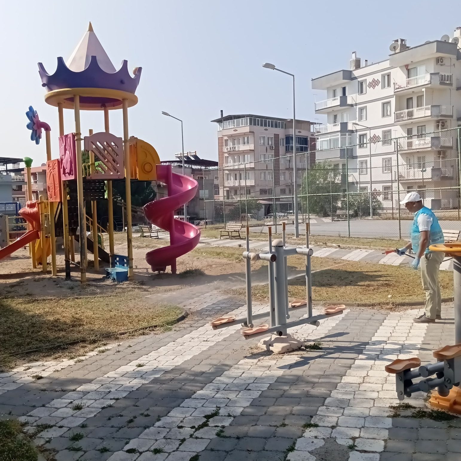sokede-park-ve-bahcelerde-kene-mucadelesi