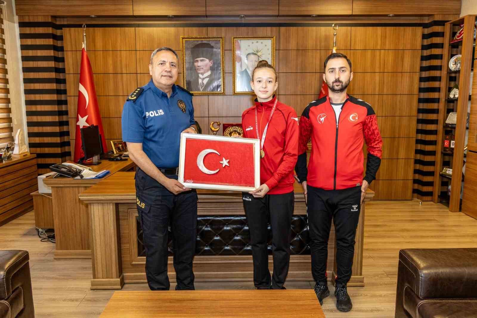 taekwondo-sampiyonu-ebrar-cakiri-makaminda-agirladi