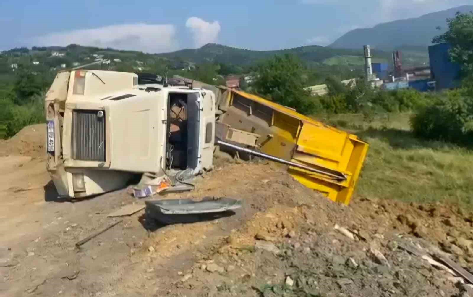 toprak-bosaltan-kamyon-devrildi-1-yarali