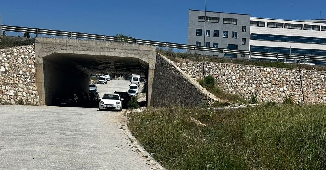 vatandaslar-araclarini-park-edecek-yer-bulamiyor