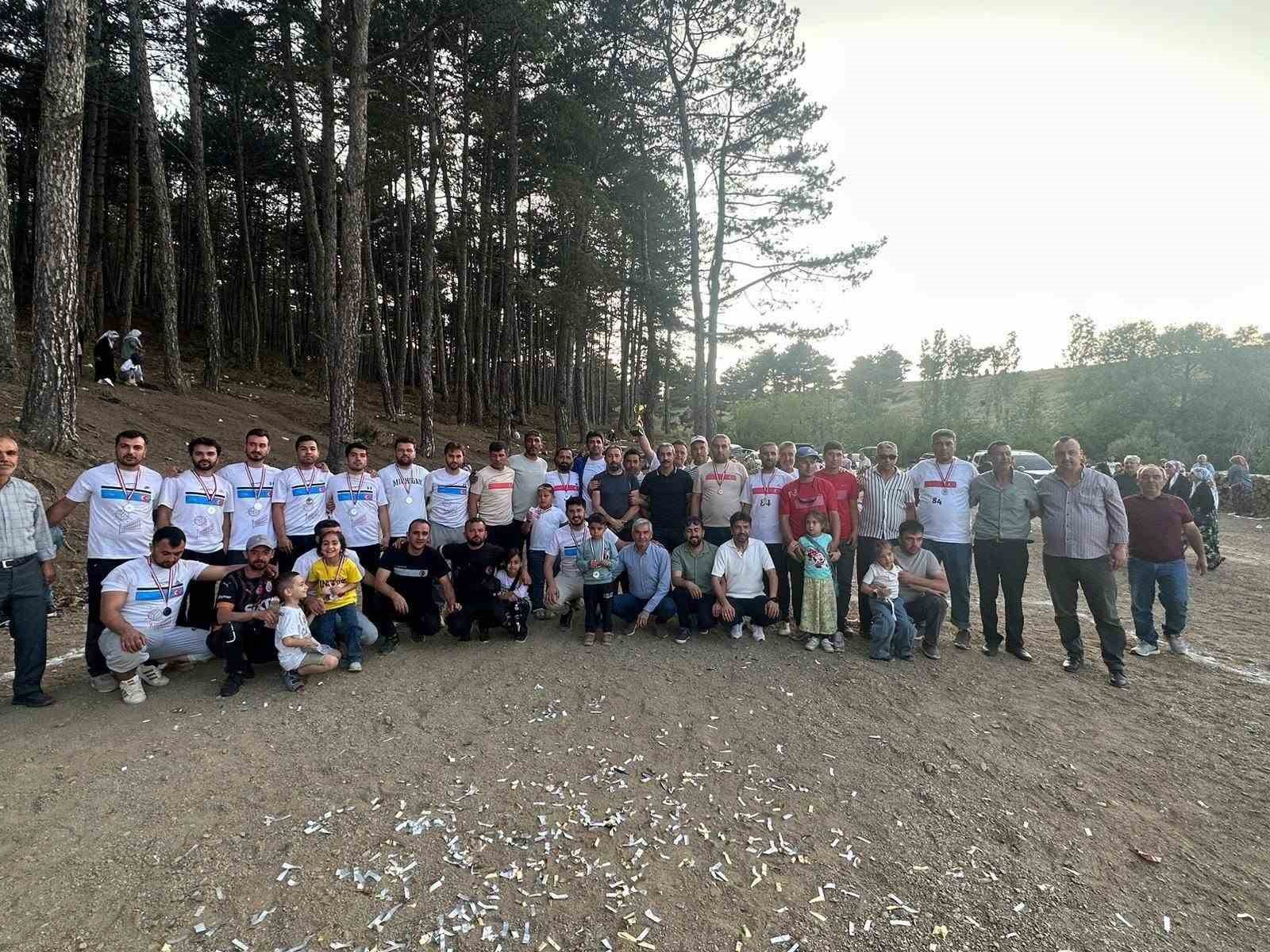 yeniuregil-koyunde-geleneksel-voleybol-turnuvasi