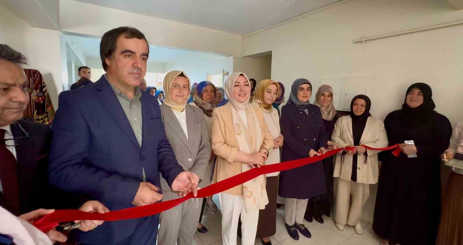 yil-boyu-hazirladiklari-urunleri-gururla-sergilediler